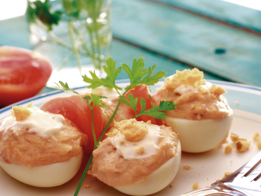 Huevos con relleno de Atún Picante